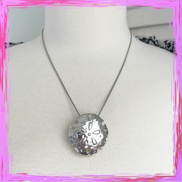 đź’•Beautiful Silver Sand Dollar Necklaneđź’• - Picture 8 of 8